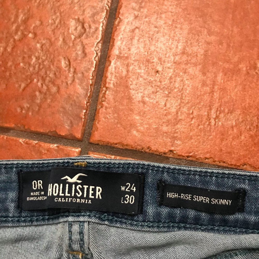 Ripped-knee lightwash hollister skinny jean